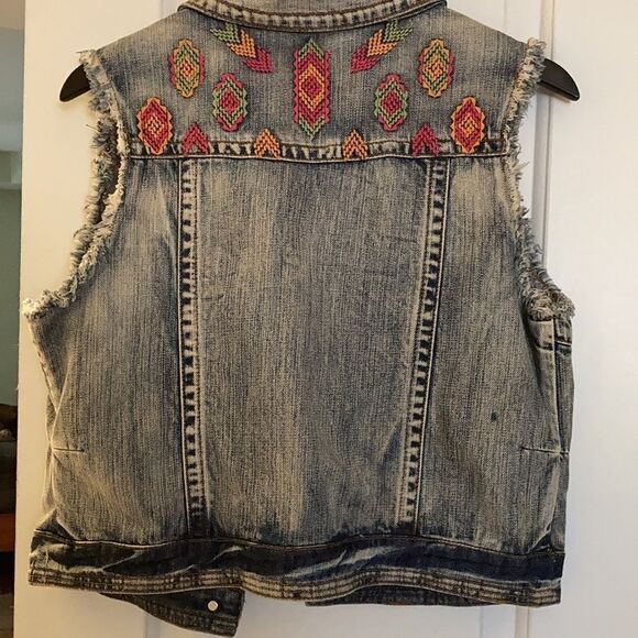 ROCK & ROLL Cowgirl Denim Embroidered Vest - Picture 5 of 9